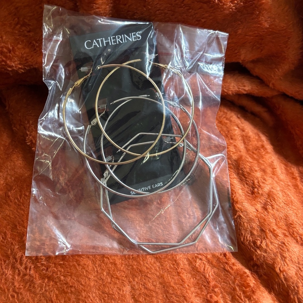 5 pairs of earrings, 1 set of 3 bracelets, 2 of the same necklace. All *NEW*!!! - Picture 10 of 14